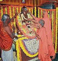 Pejawar Mutt Seer Visveshathirta Swamiji placing a garland after unveiling the statue of Dr Shivarathri Rajendra Swamiji at JSS Medical College in Mysore on Monday. Suttur Mutt seer Sri Deshikendra Swamiji, Mayor Sandesh Swamy and Vidwan Pavagada Prakashrao are also seen. DH photo