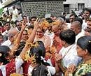 Maadara Channaiah Swamiji of Maadiga Gurupeetha being welcomed by the residents of Brahmin colonies in Mysore on Wednesday. dh photo