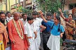 Residents of Krishnamurthypuram showering petals on Maadaara Channaiah Swamiji during his padayatra  in Mysore on Wednesday. dh photo