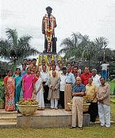 City Municipal Council President Arunkumar, Zilla Panchayat President Leelavati  and others at a function organised in Mandya on Wednesday, in connection with 150th birth anniversary of Sir M Visvesvaraya.DH PHOTO