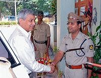 Superintendent of Police Vikas Kumar welcoming DGP Ajai Kumar Singh in front of SP office in Chikmagalur.