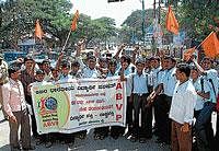 Students under the banner of Akhila Bharathiya Vidyarthi Parishat staging a protest in Chamarajanagar on Monday, condemning commercialisation of education. Dh photo