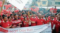 International Athlete Mary Hilda DSouza flagging off the World Heart Day run at KMC Bejai premises in Mangalore on Sunday. District-in-Charge Minister Krishna J Palemar, Commissioner Seemanth Kumar Singh, MP Nalin Kumar Kateel and MLA Yogish Bhat among others look on. DH Photo