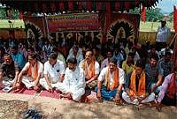 Vishwa Hindu Parishat and Bajrang Dal activists staging a protest demanding the repair of Datta peeta cave and ban on cow slaughter, in front of Deputy Commissioners office in Chikmagalur on Monday. DH Photo