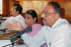 Explaining: ZP Chief Executive Officer A M Kunjappa speaking at the Kolar Zilla Panchayat all member general meeting at the auditorium on Wednesday. ZP President Mangamma Muniswamy and MLC V R Sudarshan are seen. DH Photo