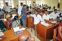 Members of City Municipal Council engaged in a wordy duel at the CMC meeting in Mandya on Wednesday. DH Photo