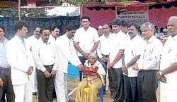 Aanjanamma being felicitated by taluk National Holidays Celebration Committee. dh photo