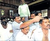 Disqualified Independent MLAs Gulihatti Shekhar, Shivraj Tangadgi, DSudhakar, PM Narendra Swamy, Venkataramanappa with other Opposition members during the special Assembly session at Vidhana Soudha in Bangalore on Monday. DH Photo/ Anand Bakshi