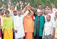 United We Stand: Hindu saints, Mohammad Hashim Ansari and Muslim sufi saints take a pledge on the banks of the Saryu  river in Ayodhya to resolve the Ram temple-Babri issue.  DH Photo