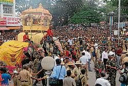 Attraction: People having a glimpse of the world-famous Jamboo Savari in Mysore on  Sunday. DH Photo