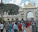 Attraction: Visitors flocking Amba Vilas Palace in Mysore on Monday. DH Photo