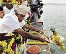 Chief Minister B S Yeddyurappa offering bagina to river Cauvery at Krishnaraja Sagar reservoir, Srirangapatna, in Mandya district on Monday. DH Photo