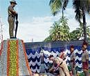 IGP (Western Range) Alok Mohan laying a wreath to pay tribute to the police martyrs on Police Martyrs Day in Mangalore on Thursday. DH Photo