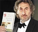 2010 Man Bo0ker Prize : Howard Jacobson with his book The Finkler Question.