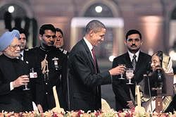 US President Barack Obama raises a toast to President Pratibha Patil as Prime Minister Manmohan Singh looks on at a state dinner at Rashtrapati Bhavan in New Delhi on Monday. AP