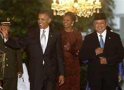 U.S. President Barack Obama, left, waves to reporters as he walks with his Indonesian counterpart Susilo Bambang Yudhoyono, right, and first lady Michelle, rear, prior to their meeting at Merdeka Palace in Jakarta, Indonesia, Tuesday, Nov. 9, 2010. (AP Photo/Dita Alangkara, Pool)