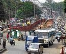 Traffic movement along Kanakapura Main Road between JP Nagar and Sarakki has been partially closed down due to the ongoing Metro construction. DH Photo
