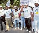 walking for health: BBMP Commissioner Siddaiah and Mayor S K Nataraj along with  Rotary Club members at a walkathon held to mark World Diabetes Day at the Cubbon Park in the City on Sunday. dh Photo