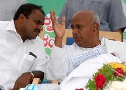 JDS leader H D Kumaraswamy with his father and former  Prime Minister  H D Devegowda. DH File Photo