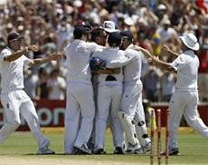 England's Graeme Swann (C) celebrates with his teammates after claiming the final wicket of Australia's Peter Siddle during the final day of the second Ashes cricket test in Adelaide on Tuesday. Reuters