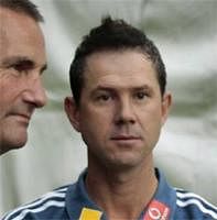 Australia's cricket captain Ricky Ponting (R) stands next to Australian Chairman of selectors Andrew Hilditch before the Ashes squad announcement in Sydney November 15, 2010.