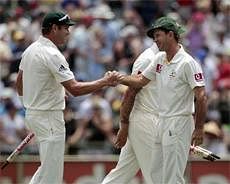 Australia's captain Ricky Ponting (R) shakes hands with team-mate Ryan Harris after they defeated England in the third Ashes cricket test at the WACA ground in Perth December 19, 2010. REUTERS