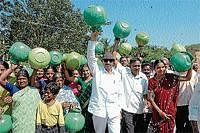 Kannada Chaluvali Vatal Paksha President Vatal Nagaraj waving empty pots during a demonstration at Haradanahalli in Chamarajanagar Taluk. DH photo