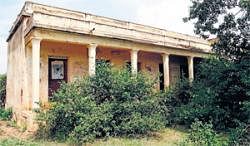 School building at Pakiranahosahalli village is in ruins.  DH PHOTO