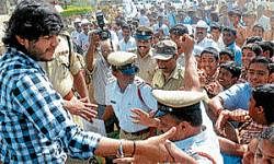 Star mania: Students jostle to shake hands with actor Ganesh during his visit to Road Safety programme, organised by city police at J K Grounds, in Mysore on Thursday. DH Photo