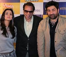 Actors Dharmendra, Sunny Deol  and Kulraj Randhawa  during a press conference to promote their new film ''Yamla Pagla Deewana'' in Bangalore on Wednesday. PTI