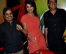 Bollywood actress Priyanka Chopra (C) poses with Ronnie Screwvala (R) and director Vishal Bhardwaj(L) at a cake cutting ceremony on Valentines Day in Mumbai held to promote the forthcoming Hindi film ''7 Khoon Maaf'' . AFP