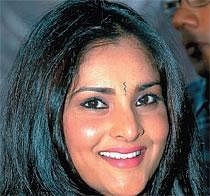 Ban on Ramya lifted, film  industry crisis blows over