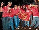 Spirited: Despite the rain, RCB fans were seen rooting for the team. DH photo by Sanya Sood