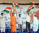 Social activists Anna Hazare, Agnivesh, Arvind Kejriwal and Kiran Bedi wave Tricolours during a public meeting against corruption at the National College grounds in south Bangalore on Saturday. PTI