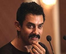I am not capable enough to compete with Big B, says Aamir
