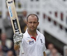 England's Jonathan Trott acknowledges the crowd after reaching 50 runs not out against India during Day 1 of the first test match between England and India at Lord's Cricket Ground in London, on July 21, 2011. AFP