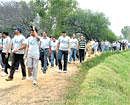 Participants at the Lake-a-Thon orgainsed by United Way Bengaluru near Kaikondanhalli lake in Sarjapur on Sunday.  DH Photo