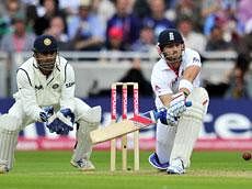 England's Matt Prior  bats watched by India's Mahendra Singh Dhoni during the third day of the third test against India at the Edgbaston cricket ground in Birmingham, central England on August 12, 2011. AFP