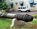 Stately: Cannon outside Fort Museum