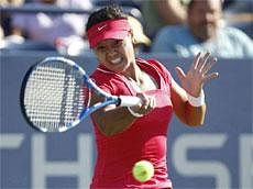 Li Na of China hits a return to Simona Halep of Romania during their match at the U.S. Open tennis tournament in New York on Tuesday. Reuters