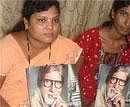 Aparna Malikar (on left), the Vidarbha farm widow, who won Rs.6.4 lakh on TV show KBC. IANS