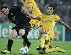 Bate Borisov's Yegor Filipenko (R) fights for the ball with FC Barcelona's Lionel Messi during their Champions League Group H soccer match at the Dinamo Stadium in Minsk September 28, 2011.  Reuters