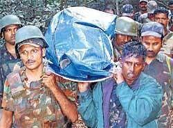ANF personnel carry the body of police constable Mahadeva S Mane from the spot of the encounter to the main road at Savanalu. DH PHOTO