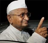 Hazare visits Rajghat, breaks his vow of silence
