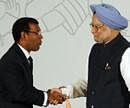 Maldives President Mohamed Nasheed (L) shakes hands with Indian Prime Minister Manmohan Singh at the closing ceremony of the 17th South Asian Association for Regional Cooperation summit (SAARC) meeting in Addu on November 11, 2011. AFP