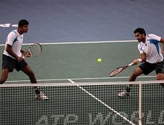 Pakistani Aisam-Ui-Haq Qureshi (R) near teammate Indian Rohan Bopanna hits a return to French Nicolas Mahut and French Julien Benneteau during their double final of the Paris Tennis Masters Series indoor tournament at the Bercy Palais-Omnisport (POPB) in Paris. AFP