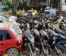 neglected Seized vehicles at the Halasuru Police Station. Dh Photo by Manjunath M S