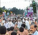 Green Scene: Farmers and visitors throng the venue of the Rashtriya Krishi Mela-2011 on the second day at GKVK on Thursday. DH Photo