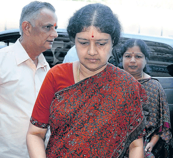 Sasikala arrives at the City Civil Court in Bangalore on  Saturday. DH Photo