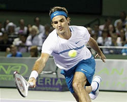 Roger Federer of Switzerland reaches to return a shot against Andy Roddick of the U.S. during their men's singles match at the Sony Ericsson Open tennis tournament in Key Biscayne, Florida March 26, 2012. Reuters